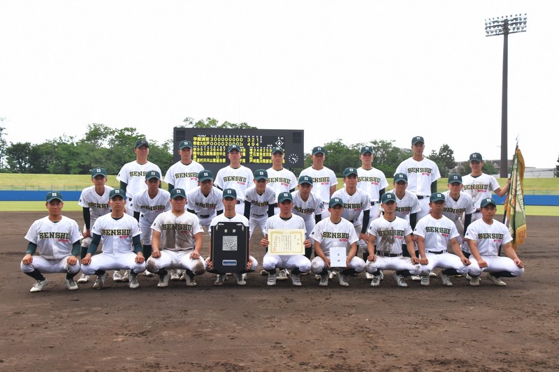 春季千葉県高校野球大会で4連覇を決めた専大松戸の選手ら＝千葉市稲毛区の県総合スポーツセンター野球場で2026年5月3日午後3時23分、高梨晃世撮影