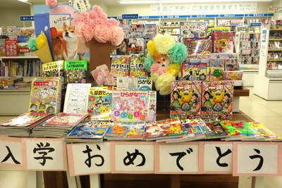4月初めに掲示された「入学おめでとう」の文字は、アルバイトクルーの手書き。「履歴書の字がきれいだったので、頼んだ」という＝川崎市多摩区で4月2日午前11時18分、高橋昌紀撮影
