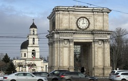 モルドバの首都キシナウ中心部にある凱旋（がいせん）門と正教会のキシナウ大聖堂（左奥）＝2026年2月10日、真野森作撮影