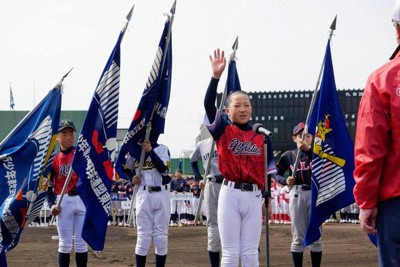 選手宣誓をするレッドアスレチックスの黒崎朝陽主将＝札幌市北区の麻生球場で