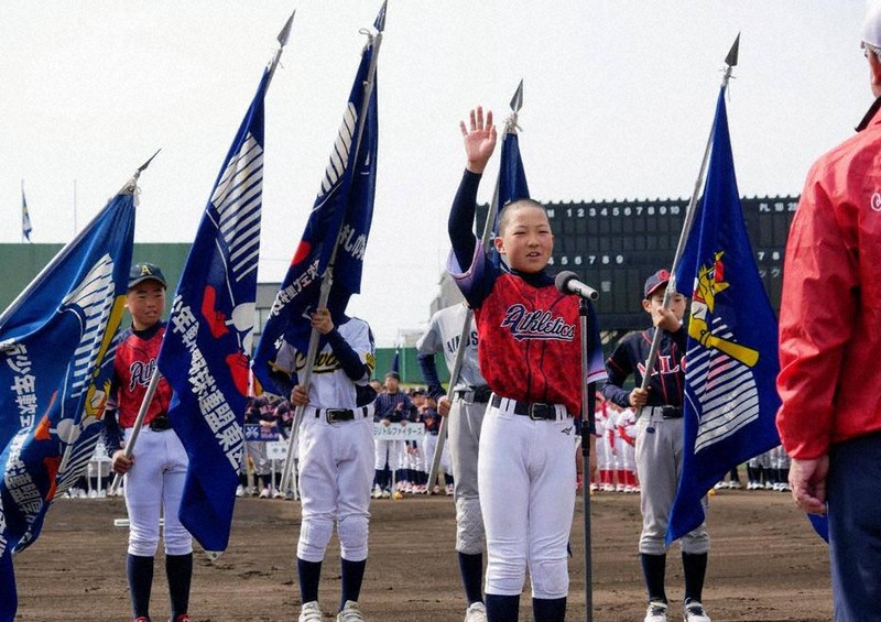 選手宣誓をするレッドアスレチックスの黒崎朝陽主将＝札幌市北区の麻生球場で