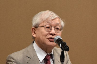 スパイ防止法について講演する小樽商科大名誉教授の荻野富士夫さん＝秋田市で2026年5月3日午後2時0分、真貝恒平撮影