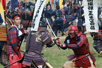 「川中島合戦」の再現をする地元保存会ら＝山形県米沢市で2026年5月3日、竹内幹撮影