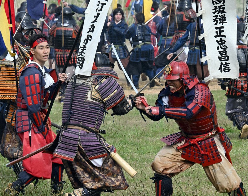 「川中島合戦」の再現をする地元保存会ら＝山形県米沢市で2026年5月3日、竹内幹撮影