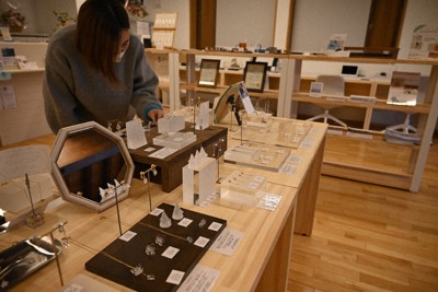「iriser」の多彩な商品を並べたギャラリーショップ＝南相馬市小高区本町2の小高交流センターで2026年4月27日午後1時8分、錦織祐一撮影