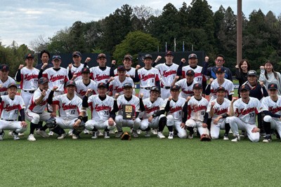 2年連続の優勝を果たし、喜ぶ全鹿嶋倶楽部のメンバーら＝常陸大宮市民球場で2026年5月3日、田内隆弘撮影