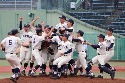 【文星芸大付－佐野日大】優勝を決めグラウンドで喜び合う文星芸大付の選手たち＝宇都宮市の宇都宮清原球場で2026年5月3日午前11時29分、白川徹撮影