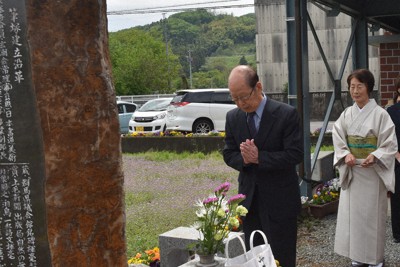 筆塚に手を合わせる参列者＝富岡市で2026年5月3日午前11時3分、遠山和彦撮影