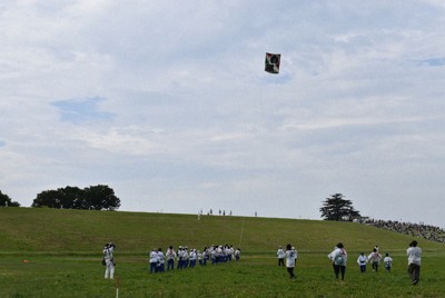空高く揚がった「春風」小凧。このあと風が強まり、大凧あげは中止となった＝埼玉県春日部市で2026年5月3日、萩原佳孝撮影