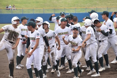 【東京学館浦安－専大松戸】サヨナラ勝ちで4連覇を決め、湧き上がる専大松戸の選手ら＝千葉市稲毛区の県総合スポーツセンター野球場で2026年5月3日、午後2時51分、中村聡也撮影