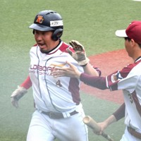 【東京好球倶楽部－東京LBC】七回表東京好球倶楽部無死満塁、山本の犠飛で勝ち越しのホームを踏み、雄たけびを上げる三走松井＝府中市民球場で
