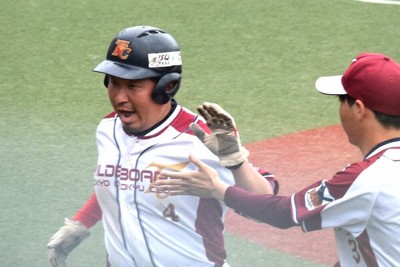 【東京好球倶楽部－東京LBC】七回表東京好球倶楽部無死満塁、山本の犠飛で勝ち越しのホームを踏み、雄たけびを上げる三走松井＝府中市民球場で