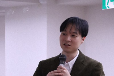 講演する山崎聡一郎さん＝文京区で