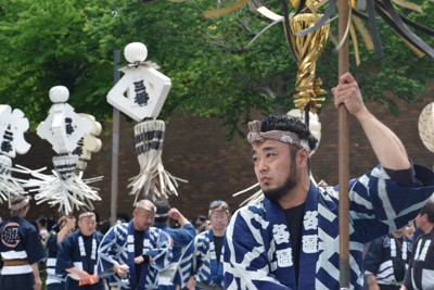 街を練り歩く横浜市鳶工業連合会のメンバー＝横浜市中区で2026年5月3日午前11時25分、坂口裕彦撮影