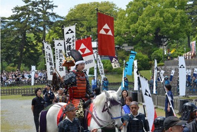 初代北条早雲にふんして自身の甲冑（かっちゅう）で馬にまたがり登場した小田原ふるさと大使で俳優の合田雅吏さん、小田原市で＝2026年5月3日午後0時33分、本橋由紀撮影