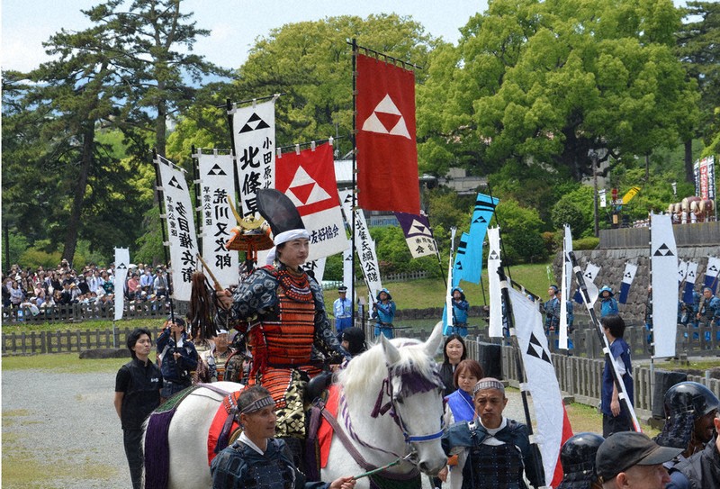 初代北条早雲にふんして自身の甲冑（かっちゅう）で馬にまたがり登場した小田原ふるさと大使で俳優の合田雅吏さん、小田原市で＝2026年5月3日午後0時33分、本橋由紀撮影