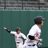 【横浜金港クラブ－全川崎クラブ】三回裏全川崎クラブ2死一、三塁、谷田（手前）が右適時打を放ち、小中が生還した＝川崎市中原区の等々力球場で2026年5月3日午前9時45分、神内亜実撮影