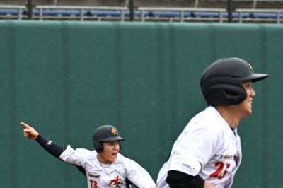 【横浜金港クラブ－全川崎クラブ】三回裏全川崎クラブ2死一、三塁、谷田（手前）が右適時打を放ち、小中が生還した＝川崎市中原区の等々力球場で2026年5月3日午前9時45分、神内亜実撮影