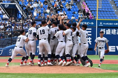 【横浜創学館－横浜】2連覇を喜ぶ横浜の選手たち＝横浜スタジアムで、2026年5月3日午後2時20分、入学佳成撮影