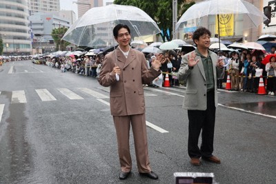 パレード出発前に撮影に応じる松下洸平さん（左）と迫田孝也さん。沿道には多くの市民が駆けつけた＝浜松市中央区で2026年5月3日午後5時20分ごろ、照山哲史撮影
