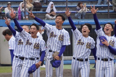 【知徳－浜松商】初優勝し、スタンドに向けて手を挙げ喜ぶ知徳の選手たち＝静岡市駿河区のしずてつスタジアム草薙で2026年5月3日午後3時15分、藤倉聡子撮影