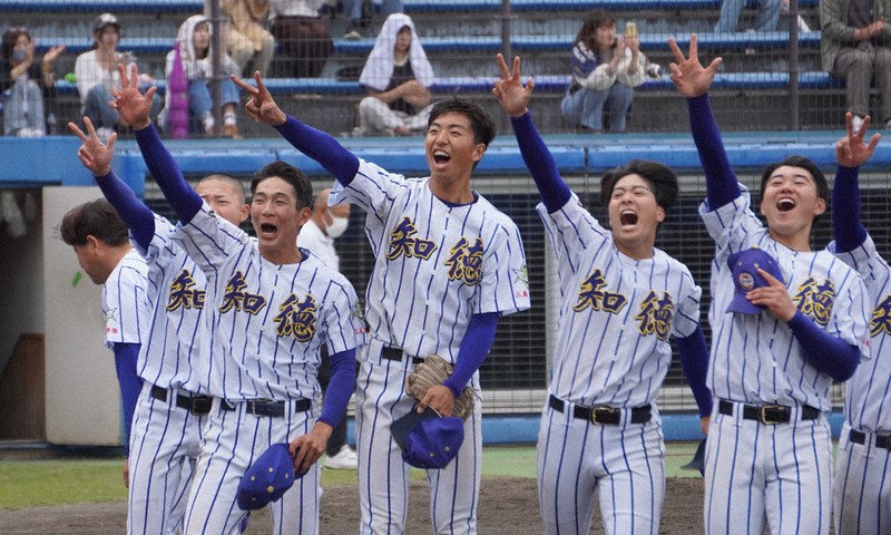 【知徳－浜松商】初優勝し、スタンドに向けて手を挙げ喜ぶ知徳の選手たち＝静岡市駿河区のしずてつスタジアム草薙で2026年5月3日午後3時15分、藤倉聡子撮影