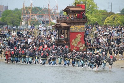 多くの観光客が見守る中、若衆らによって海辺に引き下ろされる絢爛豪華な山車＝愛知県半田市で2026年5月3日午前10時44分、山崎一輝撮影