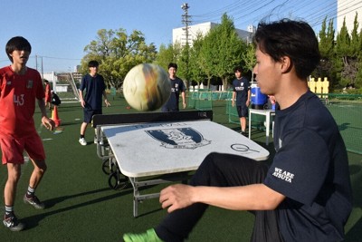 テックボールの練習でサーブをする熱田高のサッカー部員ら＝名古屋市熱田区千年1で、2026年4月16日午後4時49分、菊池真由撮影