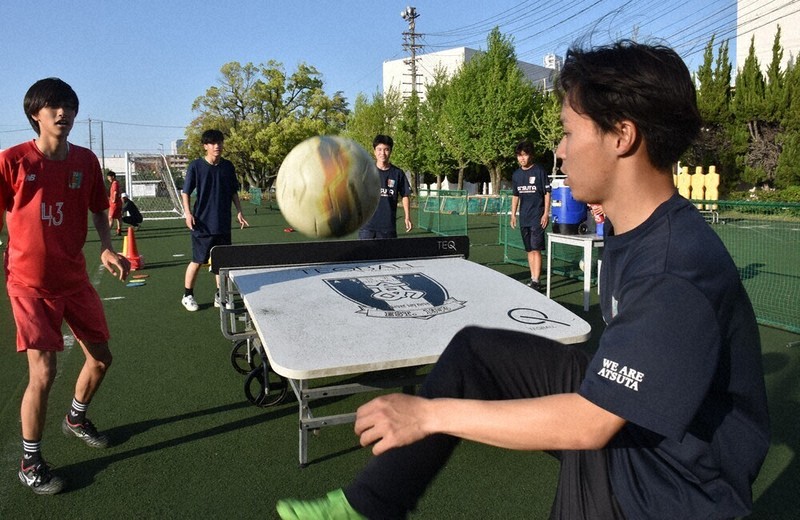 テックボールの練習でサーブをする熱田高のサッカー部員ら＝名古屋市熱田区千年1で、2026年4月16日午後4時49分、菊池真由撮影