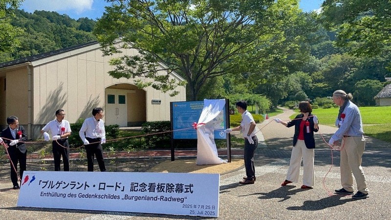 近江八幡市であったブルゲンラント・ロードの記念看板除幕式＝同市で2025年7月25日（県提供）
