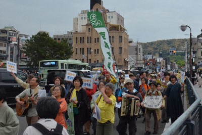 護憲を訴えてデモ行進する市民ら＝京都市内で2026年5月3日午後4時11分、大東祐紀撮影