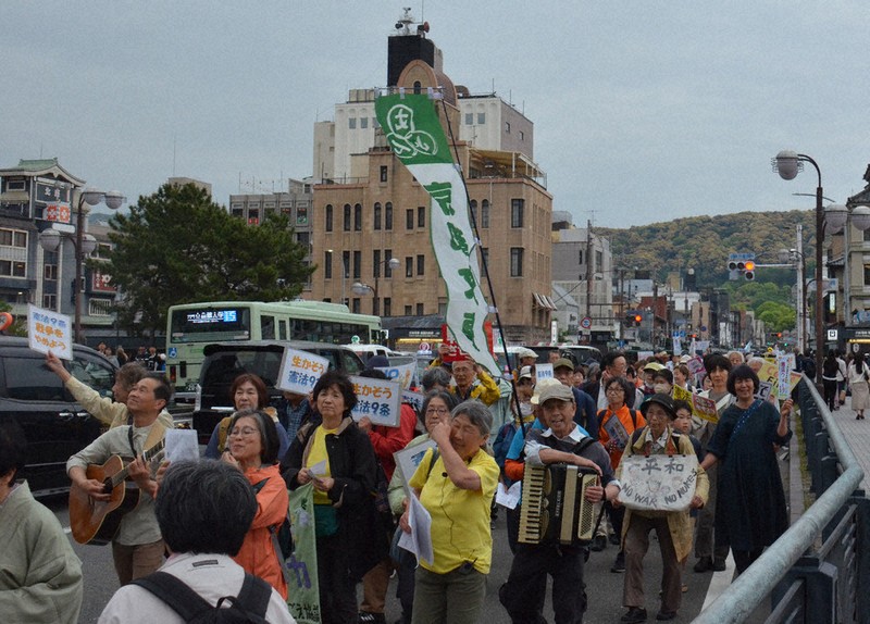 護憲を訴えてデモ行進する市民ら＝京都市内で2026年5月3日午後4時11分、大東祐紀撮影