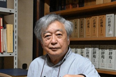 祖父、新村出の書斎の一つだった部屋で。父や家族が修正すべき箇所の確認に使ったもののほか、初版初刷から全ての広辞苑をそろえてある＝京都市北区で2026年4月20日午後4時36分、南陽子撮影
