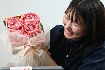 国産和牛を花束のようにアレンジした「お肉のブーケ」＝大阪市生野区で2026年4月15日、大西岳彦撮影