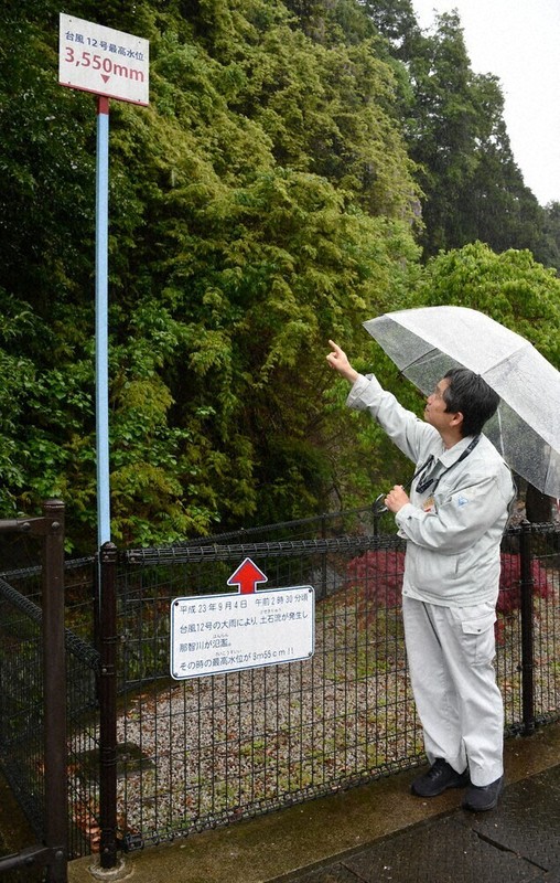 2011年の紀伊半島大水害記念碑そばに立つ最高水位表示＝和歌山県那智勝浦町で2026年4月23日午後3時22分、礒野健一撮影