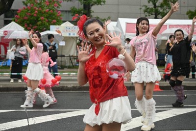 来場者に笑顔で手を振る参加者ら＝広島市中区で2026年5月3日午後0時34分、西山夏奈撮影