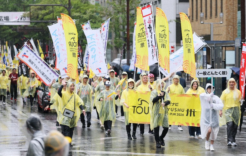 パレードする「マイナビ ツール・ド・九州2026」＝福岡市博多区で2026年5月3日、玉城達郎撮影