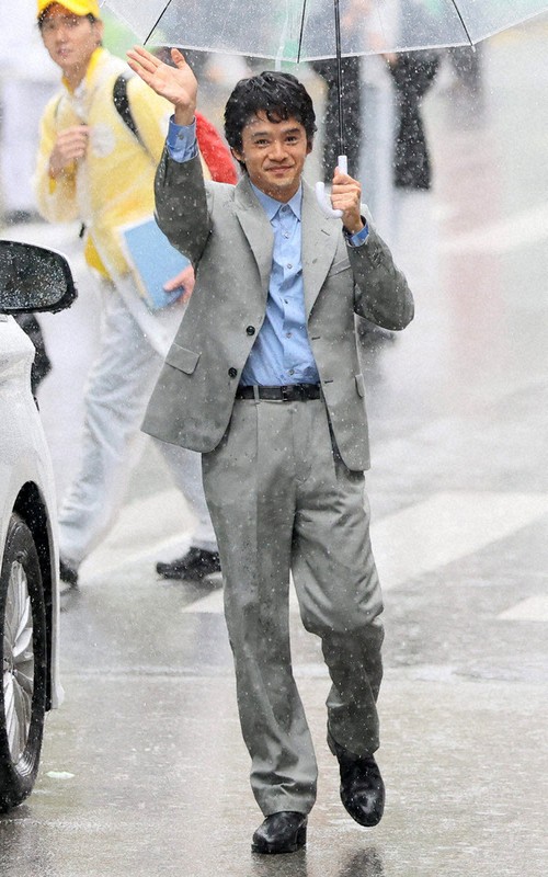 パレードに参加する、大河ドラマ「豊臣兄弟！」に出演中の池松壮亮さん＝福岡市博多区で2026年5月3日、玉城達郎撮影