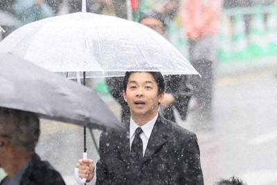 パレードに参加する、大河ドラマ「豊臣兄弟！」に出演中の仲野太賀さん＝福岡市博多区で2026年5月3日、玉城達郎撮影