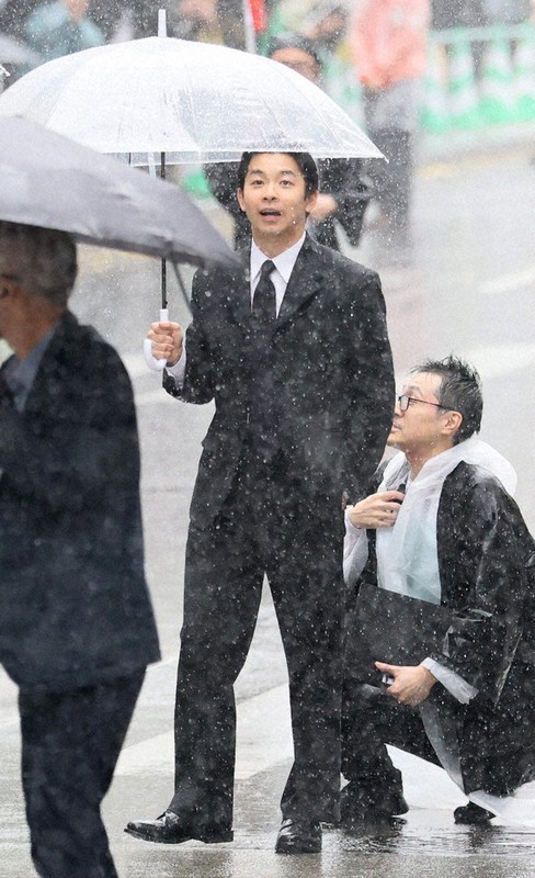 パレードに参加する、大河ドラマ「豊臣兄弟！」に出演中の仲野太賀さん＝福岡市博多区で2026年5月3日、玉城達郎撮影