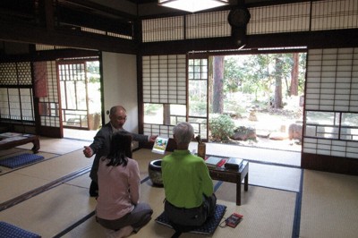 夏目漱石内坪井旧居の書斎で庭を眺めながら、塩田賢俊館長の解説を聞く来館者＝熊本市中央区で2026年4月16日午前11時11分、田後真里撮影