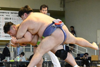 個人戦1回戦で相手の腕を抱える日本体育大の武石龍親（左）＝宇佐市で2026年5月3日午後0時8分、岡田愛梨撮影