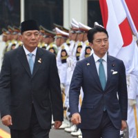 会談に先立ち、儀仗（ぎじょう）隊を見る小泉進次郎防衛相（右）とインドネシアのシャフリィ国防相＝ジャカルタのインドネシア国防省で2026年5月4日午前11時15分、竹内望撮影