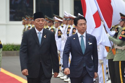 会談に先立ち、儀仗（ぎじょう）隊を見る小泉進次郎防衛相（右）とインドネシアのシャフリィ国防相＝ジャカルタのインドネシア国防省で2026年5月4日午前11時15分、竹内望撮影