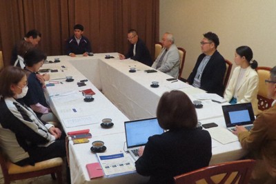 高度外国人材の採用について意見交換する秋田県内の企業関係者ら＝秋田県仙北市で2026年4月16日、工藤哲撮影