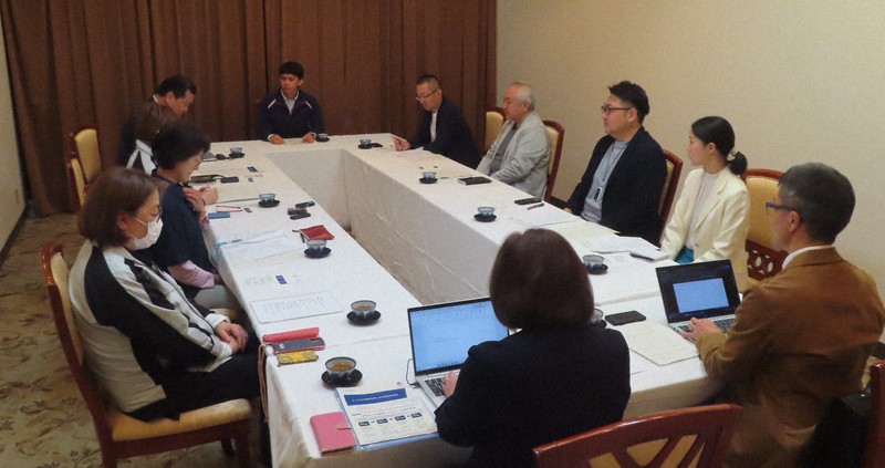高度外国人材の採用について意見交換する秋田県内の企業関係者ら＝秋田県仙北市で2026年4月16日、工藤哲撮影