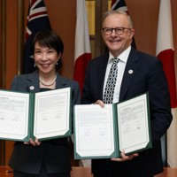 署名した「経済安全保障協力に関する共同宣言」を掲げる高市早苗首相（左）とオーストラリアのアルバニージー首相＝キャンベラで2026年5月4日、ロイター