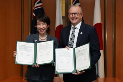 署名した「経済安全保障協力に関する共同宣言」を掲げる高市早苗首相（左）とオーストラリアのアルバニージー首相＝キャンベラで2026年5月4日、ロイター
