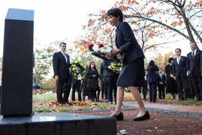 「キャンベラ奈良平和公園」を訪れ、安倍晋三元首相の慰霊碑に献花する高市早苗首相＝キャンベラで2026年5月4日、ロイター