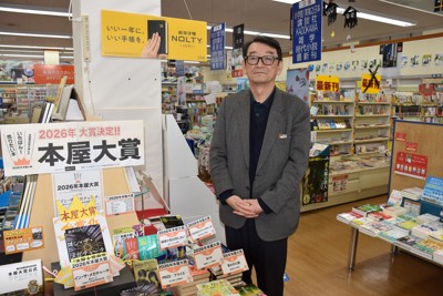 自らの店舗で夜間の無人営業を始めた秋田県書店商業組合の加賀谷龍二理事長＝秋田市で2026年4月23日午前10時44分、真貝恒平撮影